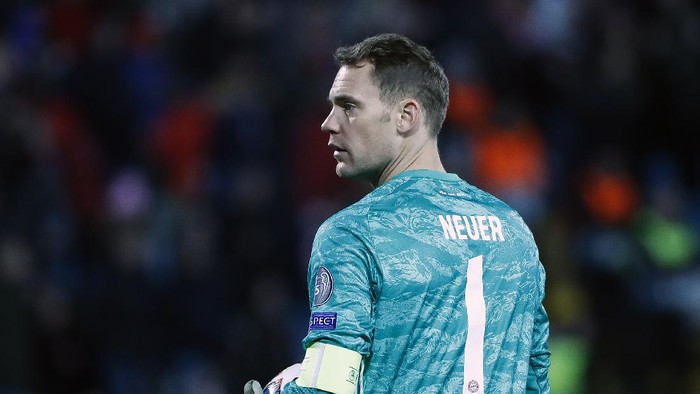 BELGRADE, SERBIA - NOVEMBER 26: Goalkeeper Manuel Neuer of Bayern Muenchen in action during the UEFA Champions League group B match between Crvena Zvezda and Bayern Muenchen at Rajko Mitic Stadium on November 26, 2019 in Belgrade, Serbia. (Photo by Srdjan Stevanovic/Getty Images)