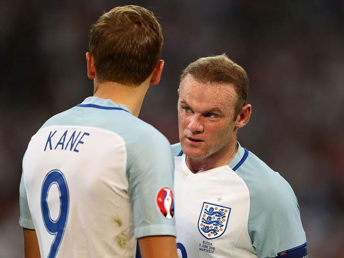 Wayne Rooney, Harry Kane MARSEILLE, FRANCE - JUNE 11: Wayne Rooney (R) and Harry Kane (L) of England talk before a free kick during the UEFA EURO 2016 Group B match between England and Russia at Stade Velodrome on June 11, 2016 in Marseille, France. (Photo by Lars Baron/Getty Images)