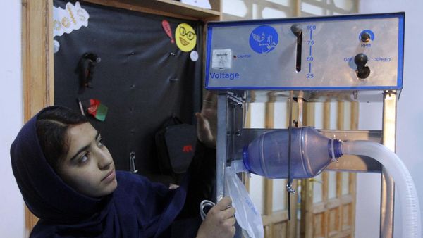Gadis Afghan Ini Bikin Ventilator dari Suku Cadang Mobil Toyota