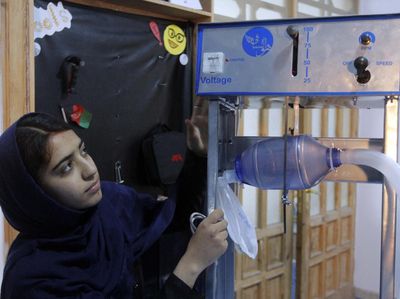 Gadis Afghan Ini Bikin Ventilator dari Suku Cadang Mobil Toyota