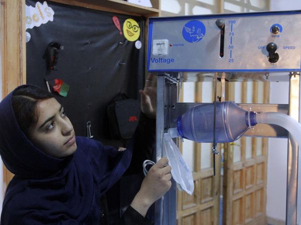 Gadis Afghan Ini Bikin Ventilator dari Suku Cadang Mobil Toyota