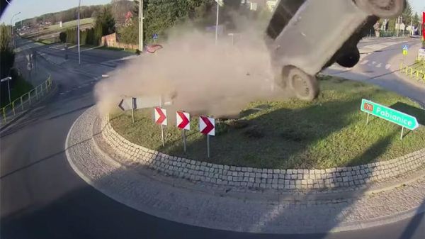 Wujud Suzuki Swift yang Ringsek, Usai Terbang Menabrak Bundaran