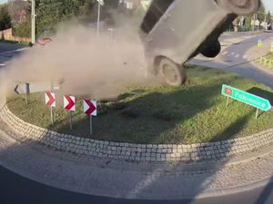 Wujud Suzuki Swift yang Ringsek, Usai Terbang Menabrak Bundaran