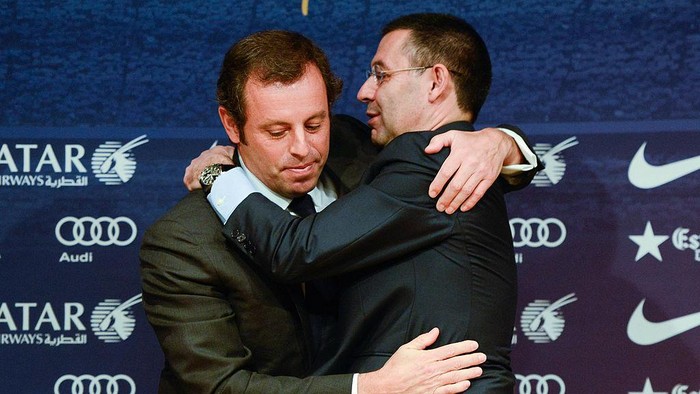 BARCELONA, SPAIN - JANUARY 23:  FCB Vice-President Josep Maria Bartomeu (R) hugs FCB President Sandro Rosell after the press conference announcing his resgination as FCB president on January 23, 2014 in Barcelona, Spain. FCB President Sandro Rosell is under investigation by a Spanish high court for the alleged misappropriation of funds  from the transfer of Neymar Jr. Josep Maria Bartomeu will replace Sandro Rosell as new FCB president.  (Photo by David Ramos/Getty Images)
