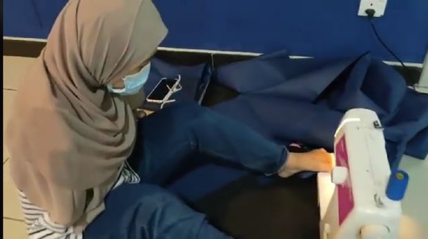 Norfarrah Syahirah Shaari menjahit dengan kedua kakinya