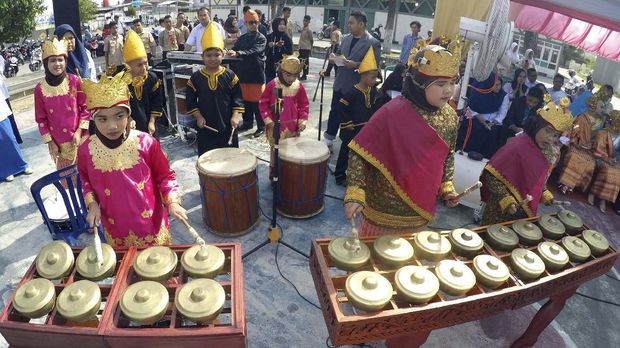 Sejumlah murid SD memainkan talempong sebagai ekstra kurikuler di sekolah mereka di Padang, Sumatera Barat. ANTARA FOTO/Iggoy el Fitra