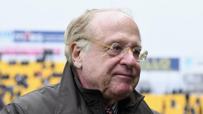 PARMA, ITALY - DECEMBER 01:  Paolo Scaroni President of AC Milan looks on during the Serie A match between Parma Calcio and AC Milan at Stadio Ennio Tardini on December 1, 2019 in Parma, Italy.  (Photo by Alessandro Sabattini/Getty Images)