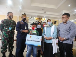 Bupati Bandung Beri Bantuan Pendidikan untuk Bocah Sumbang APD Paramedis