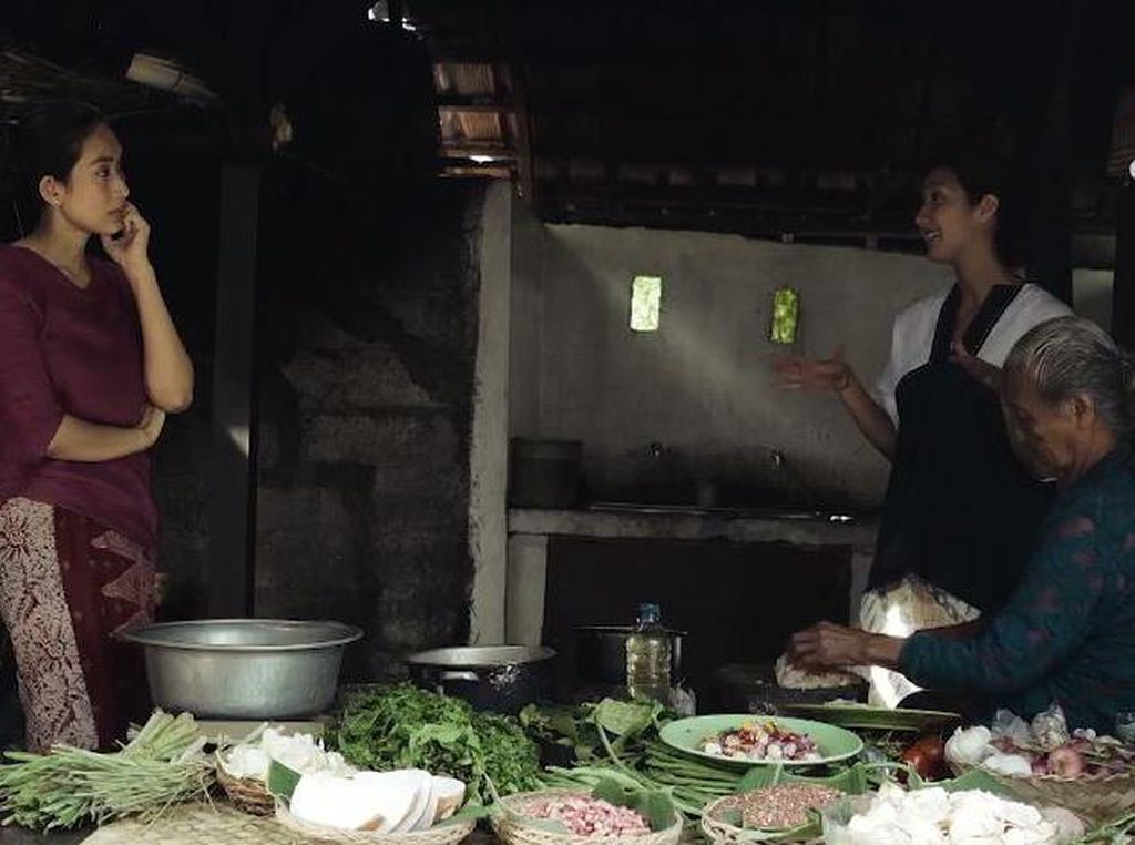 Happy Salma Belajar Masak di Dapur Bali Gung Niang: Sup Bunga Jepun
