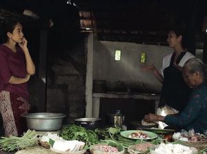 Happy Salma Belajar Masak di Dapur Bali Gung Niang: Sup Bunga Jepun Happy Salma Belajar Masak di Dapur Bali Gung Niang: Sup Bunga Jepun