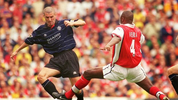 Manchester United's captain Roy Keane (L) contests the ball against Arsenal's Patrick Vieira 22 August 1999 during their Premiership clash at Highbury in North London. Keane scored twice in the match including a late winner two minutes from time to seal the victory 2-1 putting Manchester United top of England's Premiership league afer 4 games. (Photo by Adrian DENNIS / AFP)
