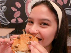 Burger Corona, Menu Unik Bagi Pengunjung Kafe di Blitar