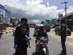 Superman Asal Kendari Bagikan Masker Halau Corona