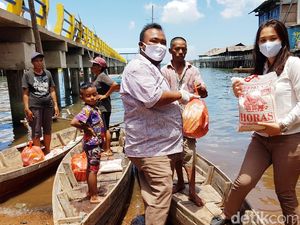 Terima Bantuan Sembako, Warga Suku Laut Batam Menangis Haru