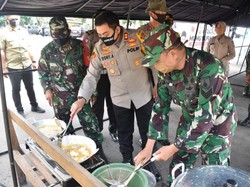 Ratusan Nasi Bungkus Dibagikan ke Tukang Becak Selama Pandemi Corona