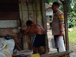 Viral Anggota Polres Palopo Bantu Kakek Pemulung Sebatang Kara