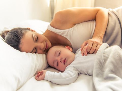 Manfaat Menyusui Bayi dalam Posisi Berbaring Miring