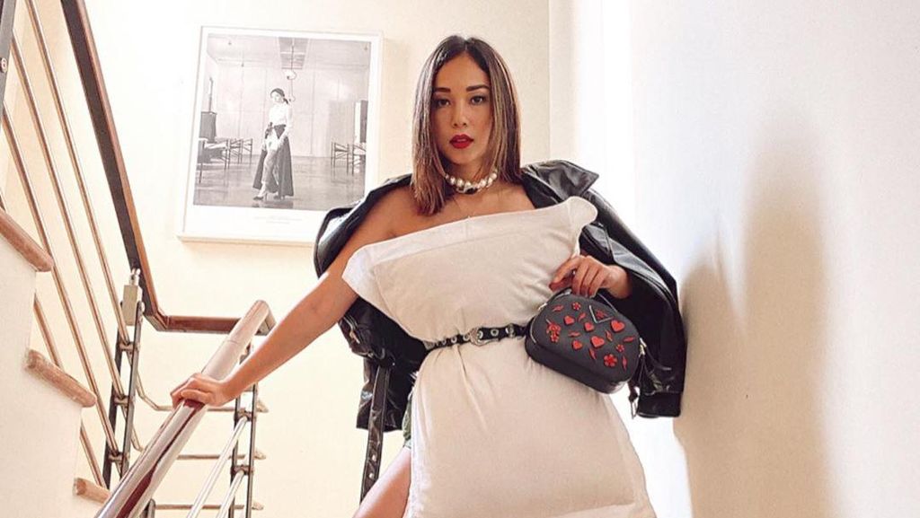 6 Artis & Selebgram Indonesia Ikut #pillowchallenge, OOTD Seksi Pakai Bantal 6 Artis & Selebgram Indonesia Ikut #pillowchallenge, OOTD Seksi Pakai Bantal