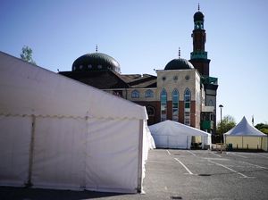 Parkiran Masjid di Birmingham Jadi Kamar Mayat Darurat Parkiran Masjid di Birmingham Jadi Kamar Mayat Darurat