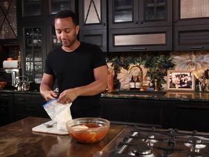 Jarang Orang Tahu, 5 Seleb Hollywood Ini Jago Masak Lho!