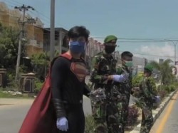 Ada Superman Bagi-bagi Masker di Kendari