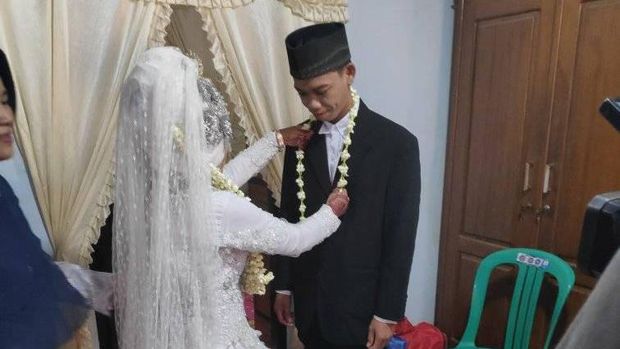 Pria Pekalongan Nikahi Perempuan Cacat Mata