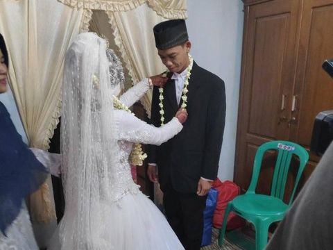 Netizen Salut Pria Pekalongan Nikahi Perempuan Cacat Mata, Doakan Dapat Momongan