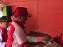 Karyawan di Kendari Sisihkan Gaji Beri Bantuan ke Warga Terdampak Corona