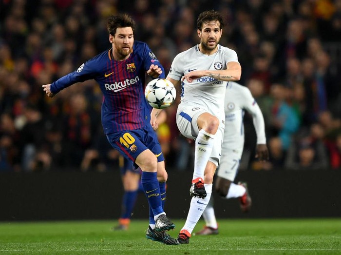 BARCELONA, SPAIN - MARCH 14:  Lionel Messi of Barcelona battles for possesion with Cesc Fabregas of Chelsea during the UEFA Champions League Round of 16 Second Leg match FC Barcelona and Chelsea FC at Camp Nou on March 14, 2018 in Barcelona, Spain.  (Photo by Shaun Botterill/Getty Images)
