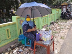 Duka Pedagang Bunga Ziarah Kubur di Tengah Pandemi Corona