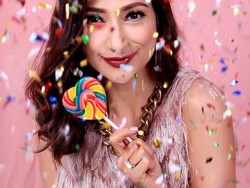 Pamer Perut Hamil di Pantai, Rahma Azhari Diprediksi Melahirkan Agustus