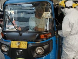Ojol hingga Sopir Bajaj Ikut Drive-thru Rapid Test di Kemenhub
