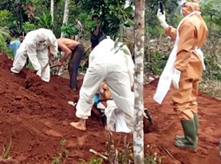 Warga Sukabumi Sambut Pemakaman Pedagang Kacang Berstatus PDP