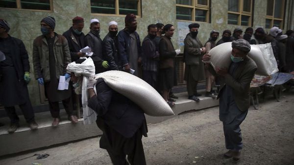 Jelang Ramadhan, Pekerja Harian Afghanistan Terima Gandum Gratis