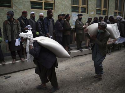 Jelang Ramadhan, Pekerja Harian Afghanistan Terima Gandum Gratis