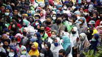 Abaikan Social Distancing, Warga Bogor Berdesakan Antre Sembako