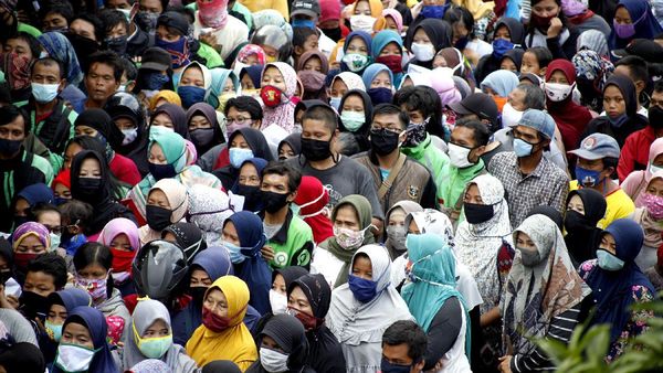 Abaikan Social Distancing, Warga Bogor Berdesakan Antre Sembako