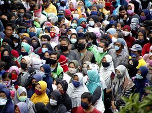 Abaikan Social Distancing, Warga Bogor Berdesakan Antre Sembako