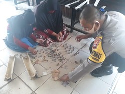 Mantap Bana! Bocah Sumbar Sumbang Isi Celengan 1 Tahun Demi Bantu Beli APD