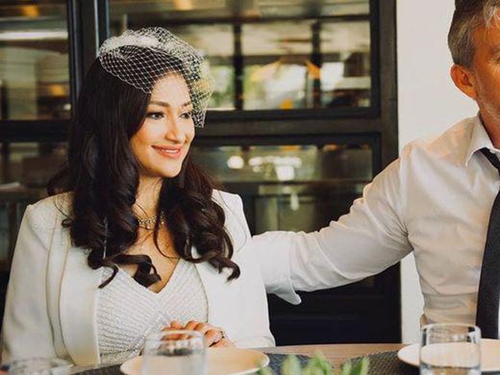 Ini Momen Manis Rahma Azhari dan Paris Chong Makan Bersama Ini Momen Manis Rahma Azhari dan Paris Chong Makan Bersama