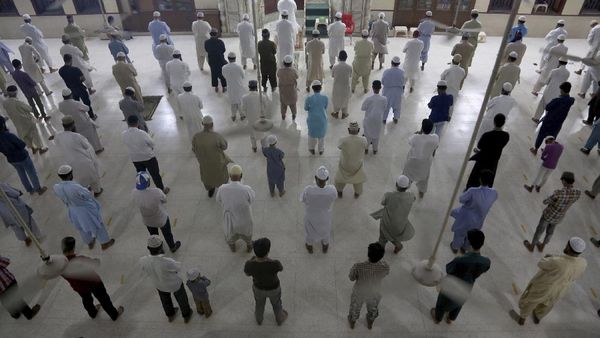 Pakistan Izinkan Salat Berjamaah saat Ramadhan