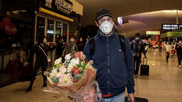 Pelatih Wuhan Zall, Jose Gonzalez, mendapat bunga dari suporter. 
