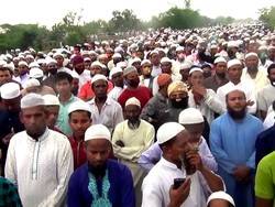 Saat Ratusan Ribu Warga Bangladesh Berkerumun di Pemakaman Ulama Kala Pandemi