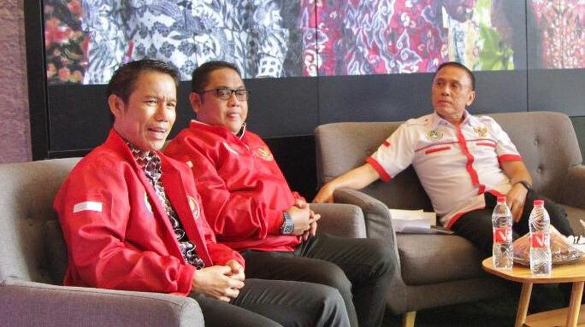 Endri Erawan (tengah) bersama Yunus Nusi dan Mochamad Iriawan. (Foto: dok. PSSI)