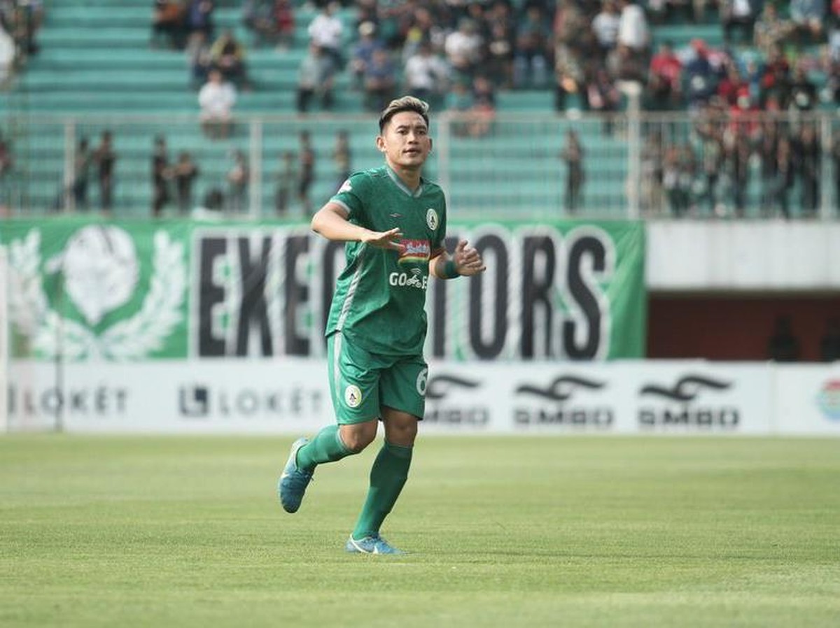 Pemain PSS Sleman, Derry Rachman Noor, mengisi waktu luang dengan memancing. (Foto: dok.Instagram @derry_rn)