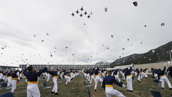 Akademi Angkatan Udara AS Rayakan Kelulusan di Tengah Wabah Corona