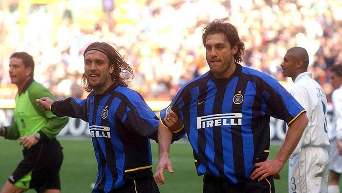 MILAN - MARCH 16:  Gabriel Batistuta and Christian Vieri of Inter Milan celebrate during the Serie A match between Inter Milan and Como, played at the Giuseppe Meazza San Siro Stadium, Milan, Italy on March 16, 2003.  (Photo by Grazia Neri/Getty Images)