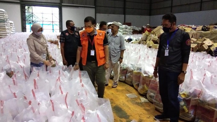 Pj Wali Kota Makassar Iqbal Suhaeb Pj Wali Kota Makassar Iqbal Suhaeb memantau kesiapan bantuan sembako.