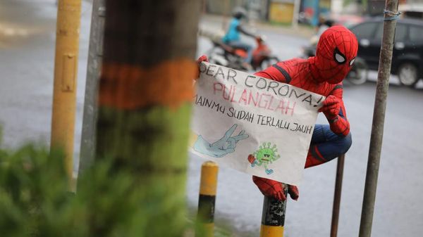 Aksi Superhero Ajak Warga Makassar Stay at Home untuk Lawan Corona