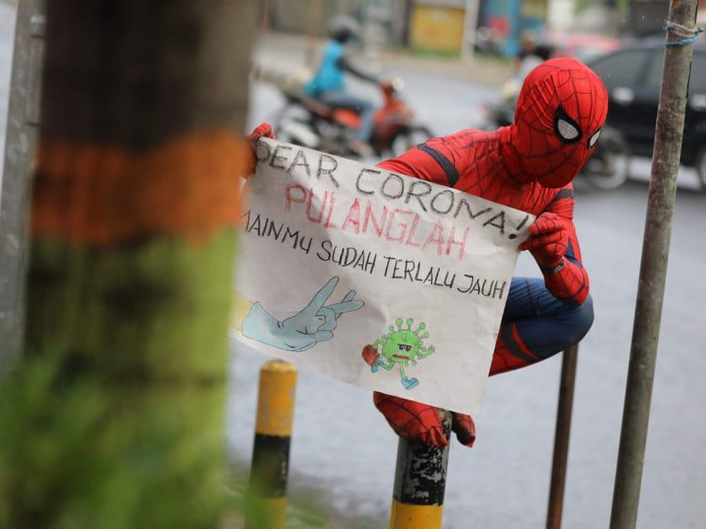 Aksi Superhero Ajak Warga Makassar Stay at Home untuk Lawan Corona